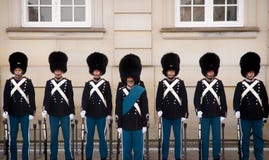 Soldiers in front of Amalienborg Slot, Denmark København royalty free stock images Soldiers in front of Amalienborg Slot, Denmark København royalty free stock images