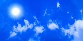Sole luminoso in cielo blu fotografia stock Sole luminoso in cielo blu fotografia stock