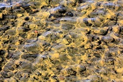 Soleil de dessin sur l'eau et le fond de la rivière images stock Soleil de dessin sur l'eau et le fond de la rivière images stock