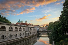 Solen ställer in över lugna vattnen av den Ljubljanica floden, Slovenien arkivbild Solen ställer in över lugna vattnen av den Ljubljanica floden, Slovenien arkivbild