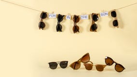 Solglas?gonf?rs?ljningsbegrepp E Modesommar arkivbild Solglas?gonf?rs?ljningsbegrepp E Modesommar arkivbild