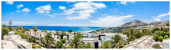 Solig landskapsikt för strand av Fuerteventura, kanariefågelöar royaltyfria foton Solig landskapsikt för strand av Fuerteventura, kanariefågelöar royaltyfria foton