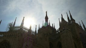 Solig ljus panorama 4k Italien för bak för tak för milan berömd duomodomkyrka lager videofilmer Solig ljus panorama 4k Italien för bak för tak för milan berömd duomodomkyrka lager videofilmer