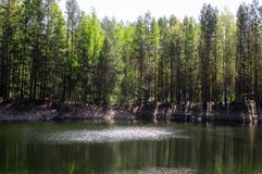 Solilsken blick på yttersidan av en skogsjö fotografering för bildbyråer Solilsken blick på yttersidan av en skogsjö fotografering för bildbyråer
