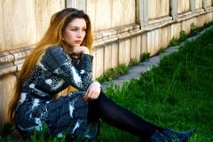 Solitude - femme songeuse triste seul s'asseyant Photographie stock libre de droits Solitude - femme songeuse triste seul s'asseyant Photographie stock libre de droits