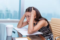 Sollecitazione sollecitata della donna di affari del lavoro d'ufficio fotografie stock Sollecitazione sollecitata della donna di affari del lavoro d'ufficio fotografie stock