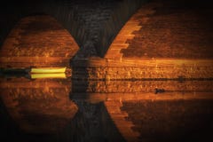 Solljus under arbetarebron i Evesham som upp tänder ett fartyg på floden Avon royaltyfria bilder Solljus under arbetarebron i Evesham som upp tänder ett fartyg på floden Avon royaltyfria bilder
