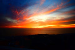 Solnedgång från Beirut förorter i den chehwan Rabwe Libanon för mellersta östlig kornett bärnstensfärgade solnedgången och livlig royaltyfria foton Solnedgång från Beirut förorter i den chehwan Rabwe Libanon för mellersta östlig kornett bärnstensfärgade solnedgången och livlig royaltyfria foton