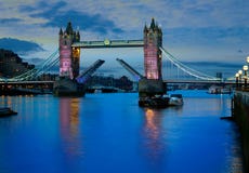 Solnedgång för London tornbro på Thames River arkivbilder Solnedgång för London tornbro på Thames River arkivbilder