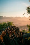 Solnedgång i Lunag Prabang, Laos Härliga moln över staden Berg i bakgrunden fantastisk blå sky Perfekt villkor arkivfoton Solnedgång i Lunag Prabang, Laos Härliga moln över staden Berg i bakgrunden fantastisk blå sky Perfekt villkor arkivfoton