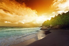 Solnedgång på den Seychellerna stranden royaltyfri bild Solnedgång på den Seychellerna stranden royaltyfri bild
