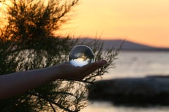 Solnedgång - reflexion för exponeringsglasboll av havssolnedgången royaltyfri bild Solnedgång - reflexion för exponeringsglasboll av havssolnedgången royaltyfri bild