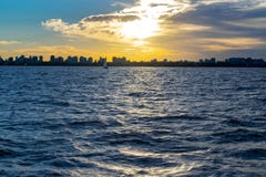 Solnedgång över Buenos Aires från de flod arkivfoto Solnedgång över Buenos Aires från de flod arkivfoto