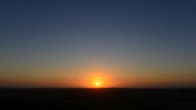 Solnedgång över land Arkivfoto Solnedgång över land Arkivfoto