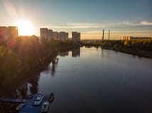 Solnedgång över Shkolnoe sjön i Zelenograd av Moskva, Ryssland arkivbilder Solnedgång över Shkolnoe sjön i Zelenograd av Moskva, Ryssland arkivbilder