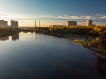 Solnedgång över Shkolnoe sjön i Zelenograd av Moskva, Ryssland royaltyfri foto Solnedgång över Shkolnoe sjön i Zelenograd av Moskva, Ryssland royaltyfri foto