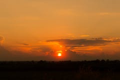 Solnedgången med varm färgsignal Fotografering för Bildbyråer Solnedgången med varm färgsignal Fotografering för Bildbyråer