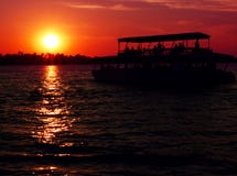 Solnedgångkryssning över Zambezi Arkivbild Solnedgångkryssning över Zambezi Arkivbild