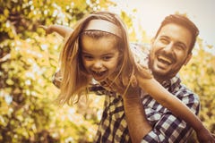 Solo padre que juega en el prado con la hija Goce en s fotografía de archivo Solo padre que juega en el prado con la hija Goce en s fotografía de archivo