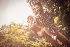Solo padre que juega en naturaleza con su hija imágenes de archivo libres de regalías Solo padre que juega en naturaleza con su hija imágenes de archivo libres de regalías