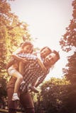Solo padre que juega en naturaleza con su hija Carryi del padre imagen de archivo libre de regalías Solo padre que juega en naturaleza con su hija Carryi del padre imagen de archivo libre de regalías