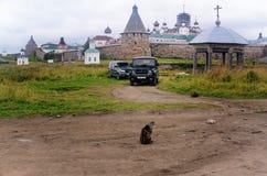 Solovki kloster Ryssland som ses från en landsväg royaltyfria bilder Solovki kloster Ryssland som ses från en landsväg royaltyfria bilder