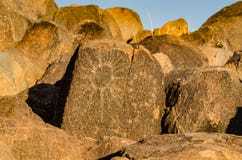 SolPetroglyph - signalkulleslinga - Saguaronationalpark - AZ arkivfoto SolPetroglyph - signalkulleslinga - Saguaronationalpark - AZ arkivfoto