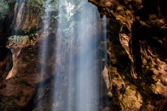 Solstråle i den buddha grottan, Tham Khao Luang nära Phetchaburi, Thailan arkivfoton Solstråle i den buddha grottan, Tham Khao Luang nära Phetchaburi, Thailan arkivfoton
