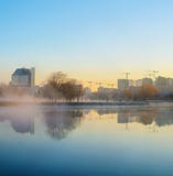 Soluppgång i en dimmig författare` parkerar i Minsk royaltyfri fotografi Soluppgång i en dimmig författare` parkerar i Minsk royaltyfri fotografi
