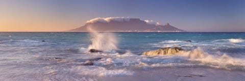 Soluppgång över den tabellberget och Cape Town Royaltyfri Foto Soluppgång över den tabellberget och Cape Town Royaltyfri Foto