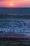 Soluppgång över havet och vågorna royaltyfri foto Soluppgång över havet och vågorna royaltyfri foto