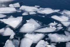 Is som svävar på yttersidan i vinter royaltyfri fotografi Is som svävar på yttersidan i vinter royaltyfri fotografi