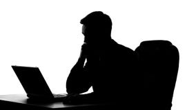 Sombra del hombre de negocios trastornado que mira la pantalla del ordenador portátil, leyendo el mensaje del jefe fotos de archivo libres de regalías Sombra del hombre de negocios trastornado que mira la pantalla del ordenador portátil, leyendo el mensaje del jefe fotos de archivo libres de regalías