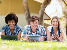 Sommar-, internet-, utbildnings-, universitetsområde- och studentbegrepp arkivfoton Sommar-, internet-, utbildnings-, universitetsområde- och studentbegrepp arkivfoton