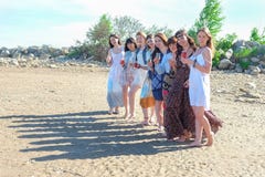 Sommarferier och semester - flickor med drinkar på stranden royaltyfri fotografi Sommarferier och semester - flickor med drinkar på stranden royaltyfri fotografi