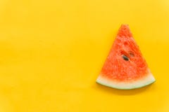 Sommarfrukter med den nya vattenmelon p? gul f?rgbakgrund royaltyfri foto Sommarfrukter med den nya vattenmelon p? gul f?rgbakgrund royaltyfri foto