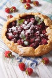 Sommarpaj med hallon och mintkaramellnärbildlodlinje Royaltyfria Bilder Sommarpaj med hallon och mintkaramellnärbildlodlinje Royaltyfria Bilder