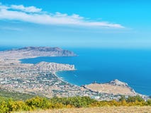 Sommarsikten av den Genoese fästningen i den Sudak staden och Sudak skäller arkivfoto Sommarsikten av den Genoese fästningen i den Sudak staden och Sudak skäller arkivfoto