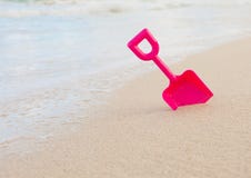 Sommarstrandleksak i sanden vid vattnet royaltyfria foton Sommarstrandleksak i sanden vid vattnet royaltyfria foton