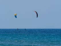 Sommarvattensportar i det klara havet f?r ?ppet hav arkivbild Sommarvattensportar i det klara havet f?r ?ppet hav arkivbild