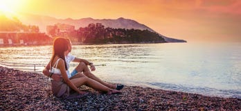 Sommer-Reisen des glücklichen Paars lizenzfreie stockfotografie Sommer-Reisen des glücklichen Paars lizenzfreie stockfotografie