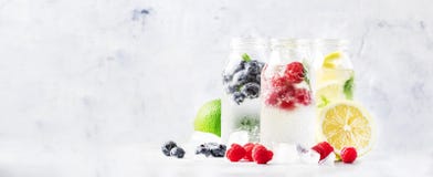 Sommergetr?nke eingestellt Beere, Frucht und nicht alkoholische erneuernde eiskalte Getränke und Cocktails der Zitrusfrucht in de lizenzfreies stockfoto Sommergetr?nke eingestellt Beere, Frucht und nicht alkoholische erneuernde eiskalte Getränke und Cocktails der Zitrusfrucht in de lizenzfreies stockfoto