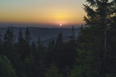 Sommernacht nach Sonnenuntergang in den Karpaten lizenzfreie stockbilder Sommernacht nach Sonnenuntergang in den Karpaten lizenzfreie stockbilder