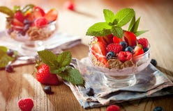 Sommernachtisch mit Erdbeeren auf einem hölzernen Hintergrund stockfoto Sommernachtisch mit Erdbeeren auf einem hölzernen Hintergrund stockfoto