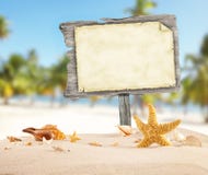 Sommerstrand mit leerem hölzernem Plakat lizenzfreies stockbild Sommerstrand mit leerem hölzernem Plakat lizenzfreies stockbild