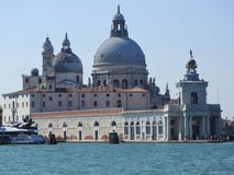 Sommertagesansicht vom Wasser zur venetianischen Lagune mit der Basilika von Santa Maria della Salute in Venedig, Italien stockbild Sommertagesansicht vom Wasser zur venetianischen Lagune mit der Basilika von Santa Maria della Salute in Venedig, Italien stockbild