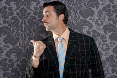 Sonderlinggeschäftsmannportrait, das Daumenfinger zeigt stockfoto Sonderlinggeschäftsmannportrait, das Daumenfinger zeigt stockfoto