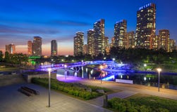 Songdocentral park in van Bedrijfs songdo Internationaal District royalty-vrije stock afbeeldingen Songdocentral park in van Bedrijfs songdo Internationaal District royalty-vrije stock afbeeldingen
