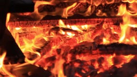 Sonido Vídeo extremo del primer apagada de una hoguera Diversión de las vacaciones de verano para Guy Fawkes Sonido Vídeo extremo del primer apagada de una hoguera Diversión de las vacaciones de verano para Guy Fawkes
