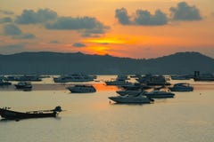 Sonnenaufgang an Chalong-Hafen, Haupthafen für Reiseschiff Lizenzfreies Stockfoto Sonnenaufgang an Chalong-Hafen, Haupthafen für Reiseschiff Lizenzfreies Stockfoto